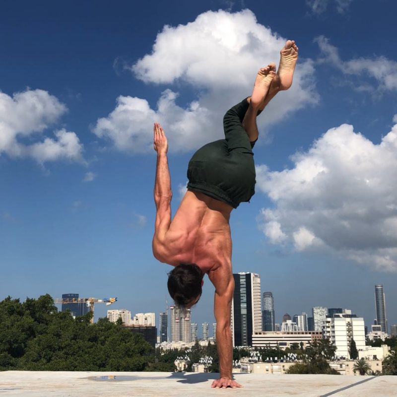 lior does a cool handstand