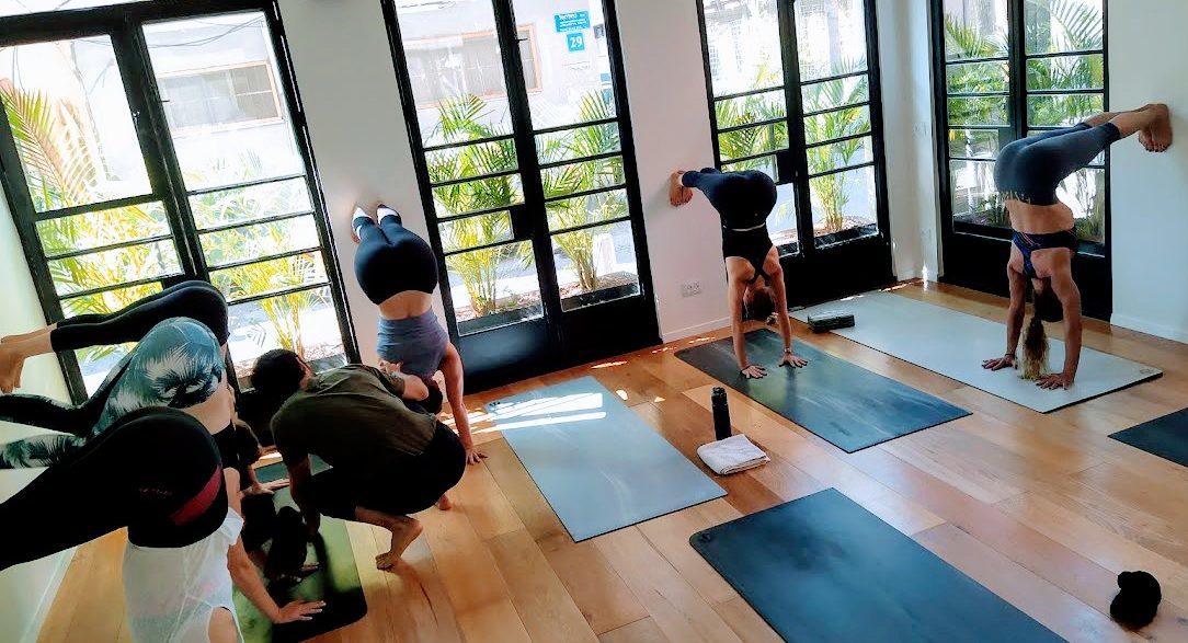 Handstand workshop by Moti Core