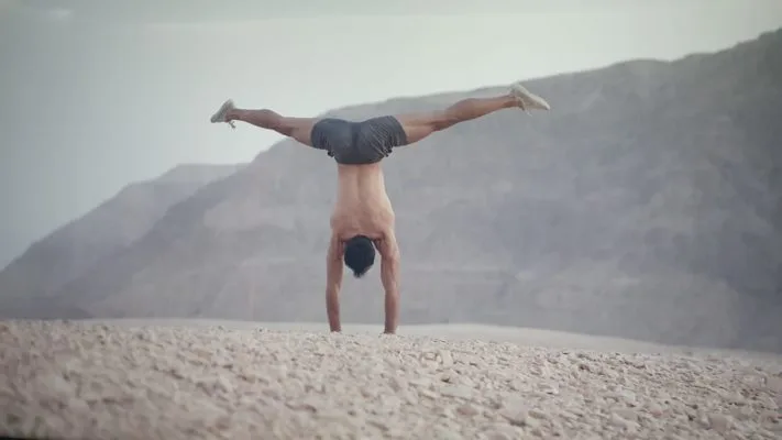 desert-handstand